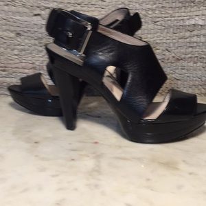 MICHAEL KORS STRAP&BUCKLE BLACK PLATFORM SANDAL